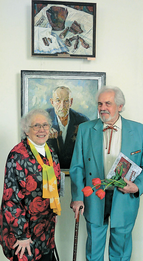 Тарас Шевченко та його колега Поліна Шакало біля однієї з робіт митця. Фото автора